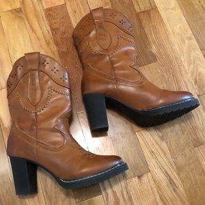 Heeled Roper cowboy boots. Size 8